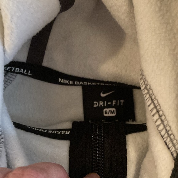 Bundle of 6 Nike hoodies, pull over & 3 sweatpants. Total of 9 items - Picture 12 of 16